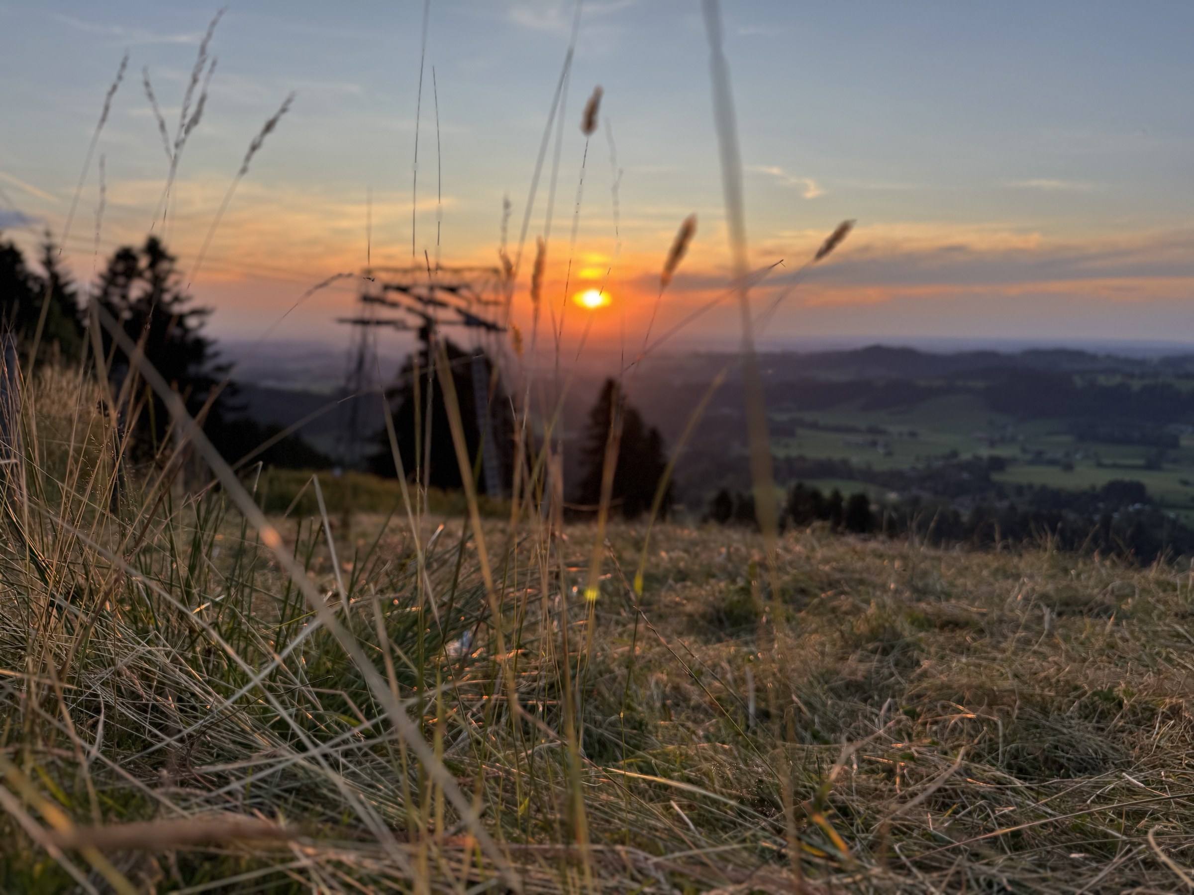Sonnenuntergang über dem Westallgäu an der Bergstation des Iberg-Lifts